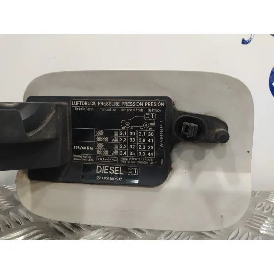 Tapa Exterior Combustible para Mercedes-Benz Clase C (W204) Berlina