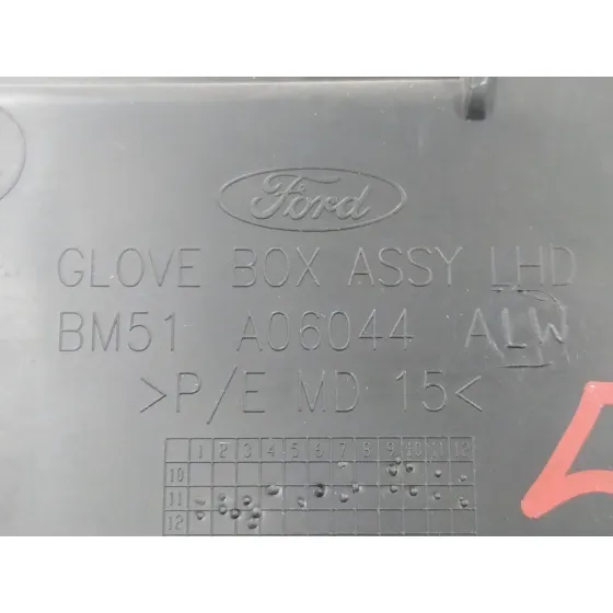 Guantera para Ford Focus Turn.