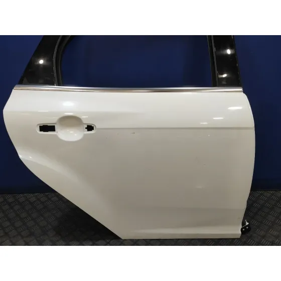 Puerta Trasera Derecha para Ford Focus Turn.