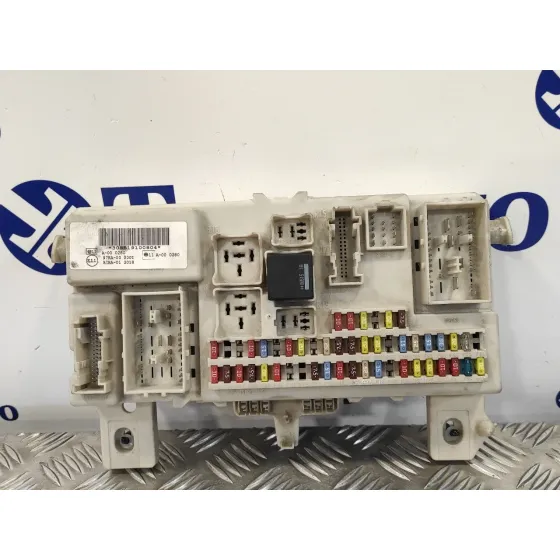 Caja Reles / Fusibles para Ford Focus Berlina (Cap)