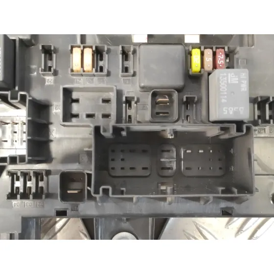 Caja Reles / Fusibles para Opel Astra J Lim.