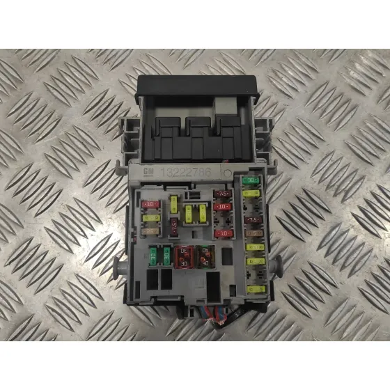 Caja Reles / Fusibles para Opel Astra J Lim.