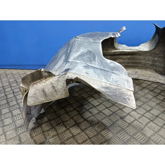 Plastico Paso Rueda Delantero Derecho para Ford Focus Lim. (Cb8)