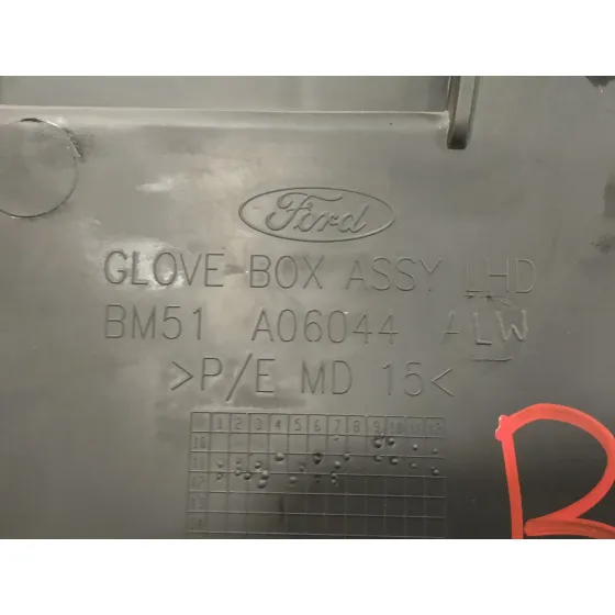 Guantera para Ford Focus Lim. (Cb8)