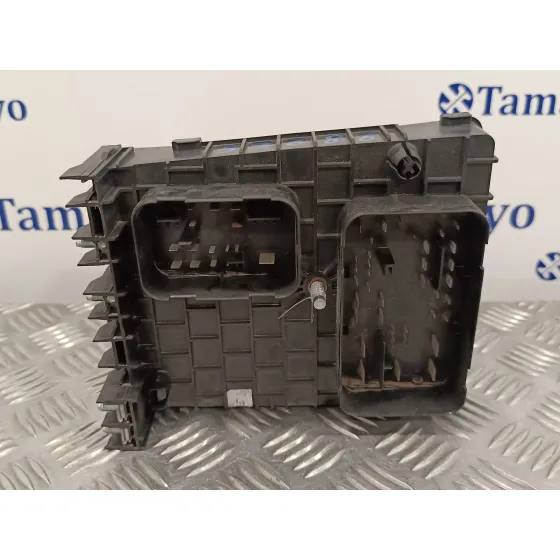 Caja Reles / Fusibles para Volkswagen Golf V Berlina (1K1)