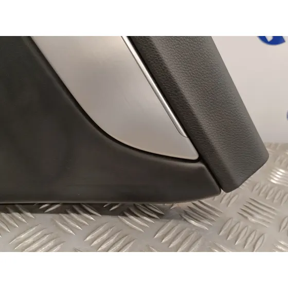 Guarnecido Puerta Trasera Derecha para Volkswagen Passat Variant (365)