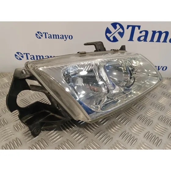 Faro Derecho para Nissan Almera (N16/E)
