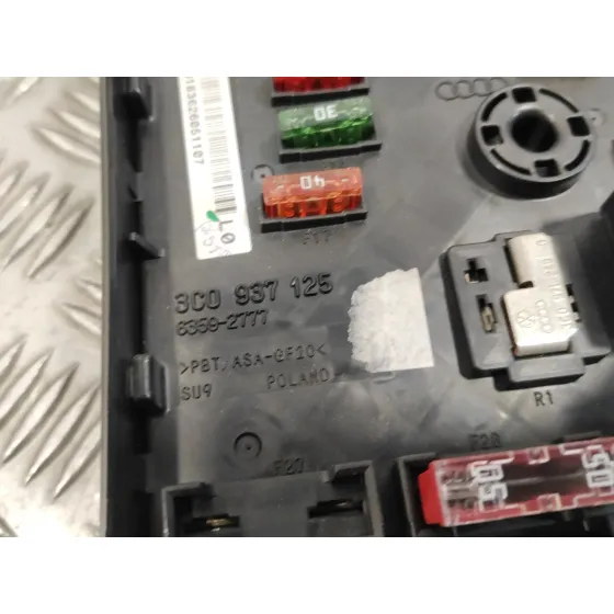 Caja Reles / Fusibles para Volkswagen Passat Berlina (3C2)