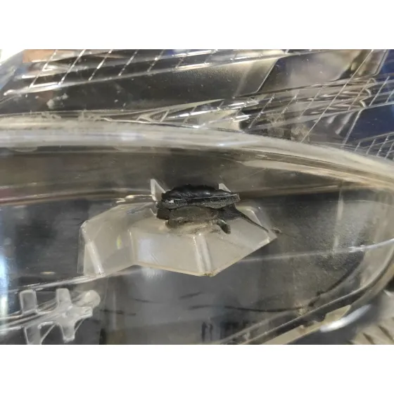Faro Izquierdo para Toyota Avensis (T27)