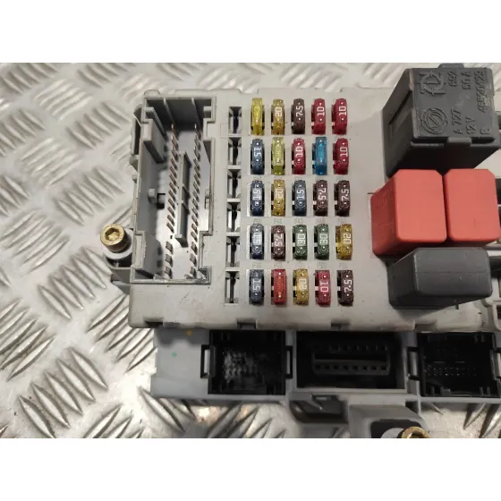 Caja Reles / Fusibles para Fiat Punto Berlina (188)