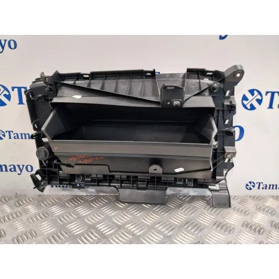 Guantera para Toyota Yaris Cross