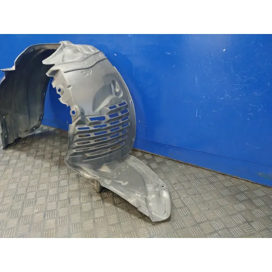 Plastico Paso Rueda Delantero Izquierdo para Mazda 3 Lim. (Bl)