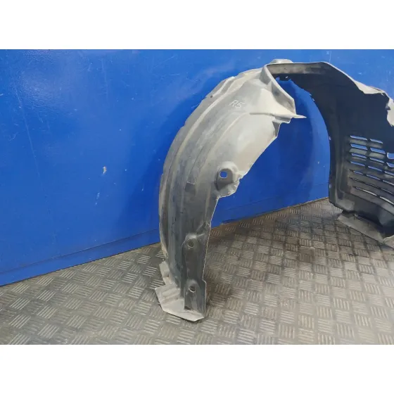 Plastico Paso Rueda Delantero Izquierdo para Mazda 3 Lim. (Bl)