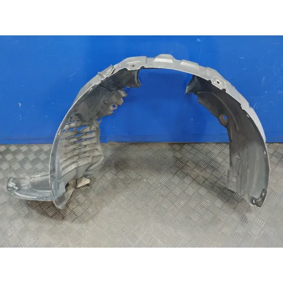 Plastico Paso Rueda Delantero Izquierdo para Mazda 3 Lim. (Bl)