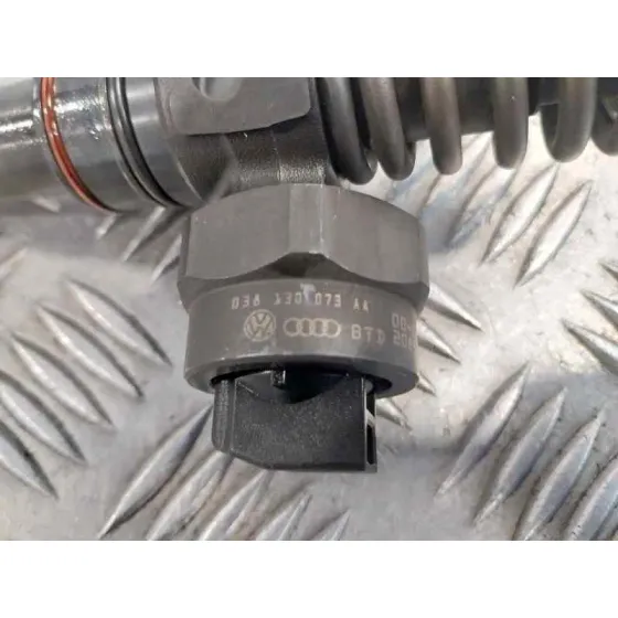 Inyector para Volkswagen Passat Berlina (3B3)