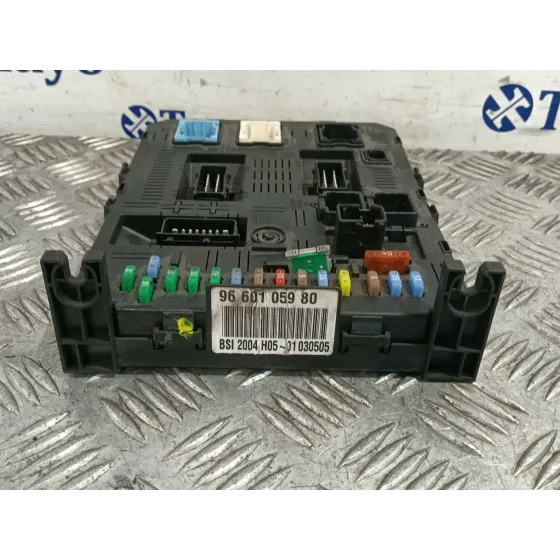 Caja Reles / Fusibles para Citroën C4 Berlina