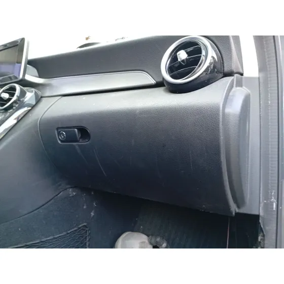 Guantera para Mercedes-Benz Clase C (W205)
