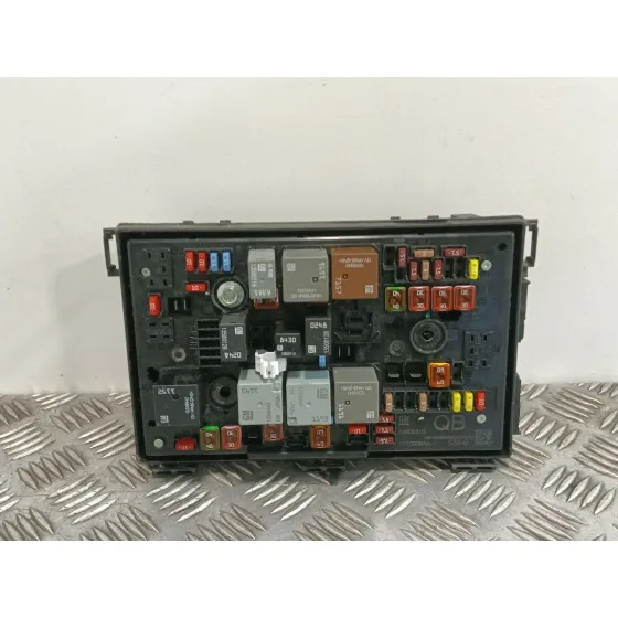 Caja Reles / Fusibles para Opel Astra J Lim.
