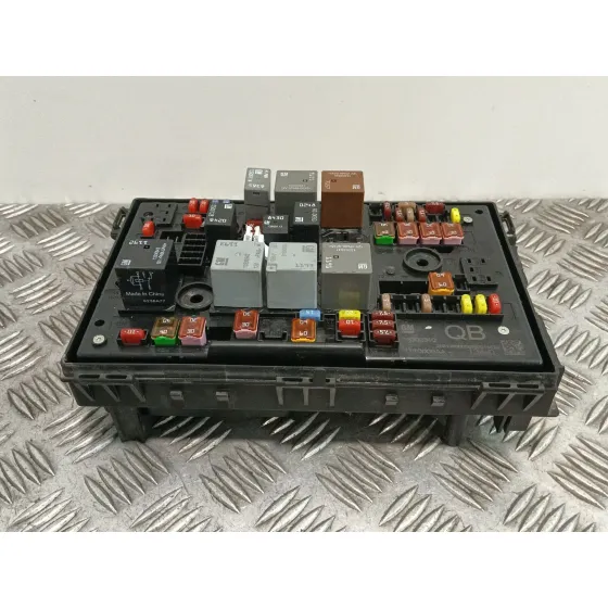 Caja Reles / Fusibles para Opel Astra J Lim.