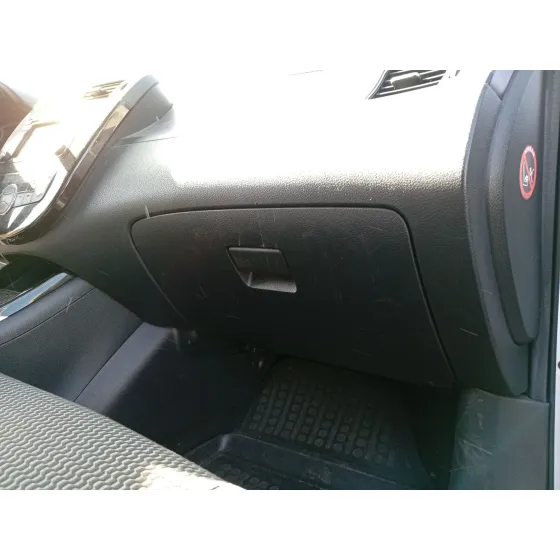 Guantera para Nissan Pulsar Hatchback (C13)