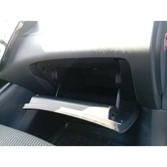 Guantera para Nissan Pulsar Hatchback (C13)