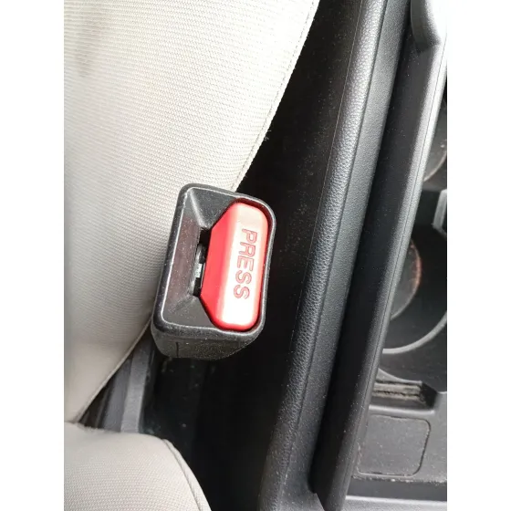 Enganche Cinturon Delantero Izquierdo para Mazda 3 (Bk)