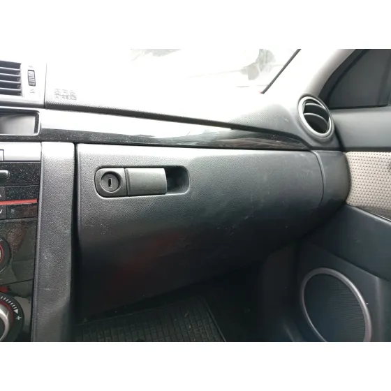 Guantera para Mazda 3 (Bk)