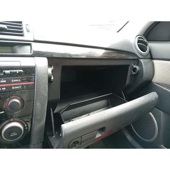 Guantera para Mazda 3 (Bk)