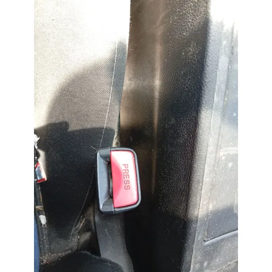 Enganche Cinturon Delantero Izquierdo para Mazda 3 Sedan (Bl)