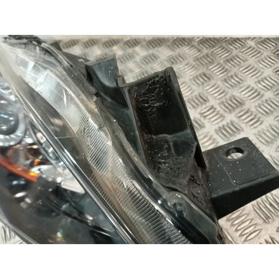 Faro Derecho para Mazda 3 Sedan (Bl)