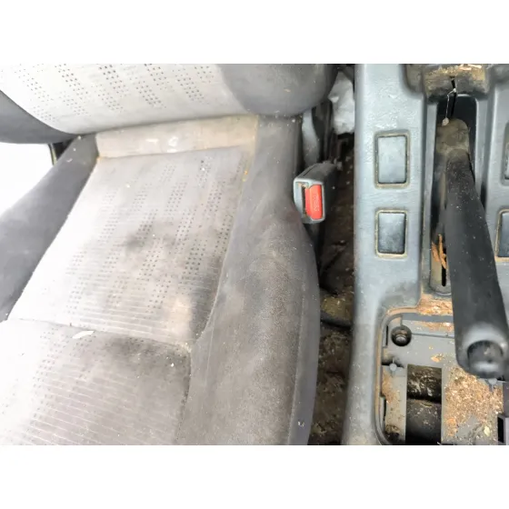 Enganche Cinturon Delantero Derecho para Nissan Pick Up (D22)