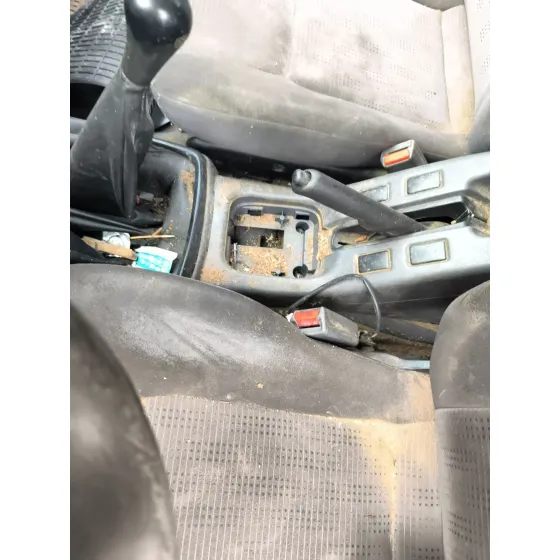 Enganche Cinturon Delantero Izquierdo para Nissan Pick Up (D22)