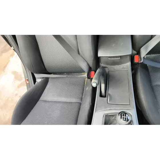 Enganche Cinturon Delantero Derecho para Mazda 3 (Bl)