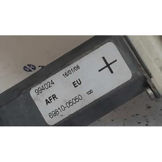 Elevalunas Delantero Derecho para Toyota Avensis Wagon (T25)