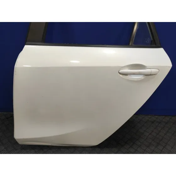 Puerta Trasera Izquierda para Mazda 3 Lim. (Bl)