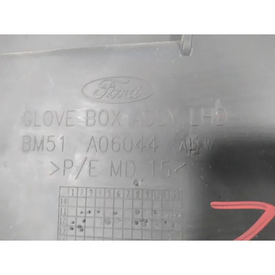 Guantera para Ford Focus Turn. (Cb8)