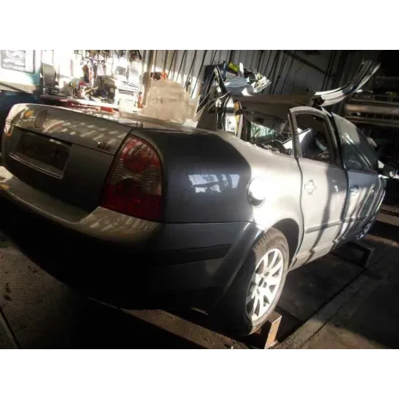 VOLKSWAGEN PASSAT BERLINA (3B3) '2003 1.9 TDI GRIS