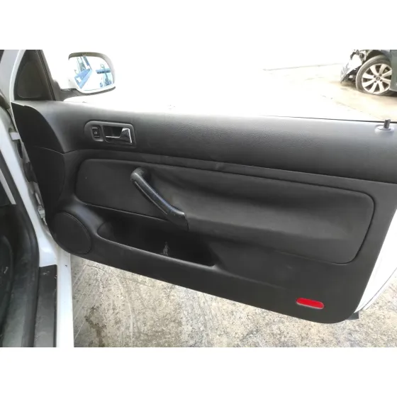 VOLKSWAGEN GOLF IV BERLINA (1J1) '2001 1.6 16V BLANCO