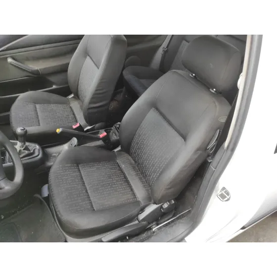 VOLKSWAGEN GOLF IV BERLINA (1J1) '2001 1.6 16V BLANCO