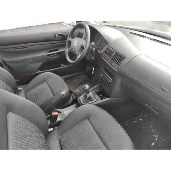 VOLKSWAGEN GOLF IV BERLINA (1J1) '2001 1.6 16V BLANCO