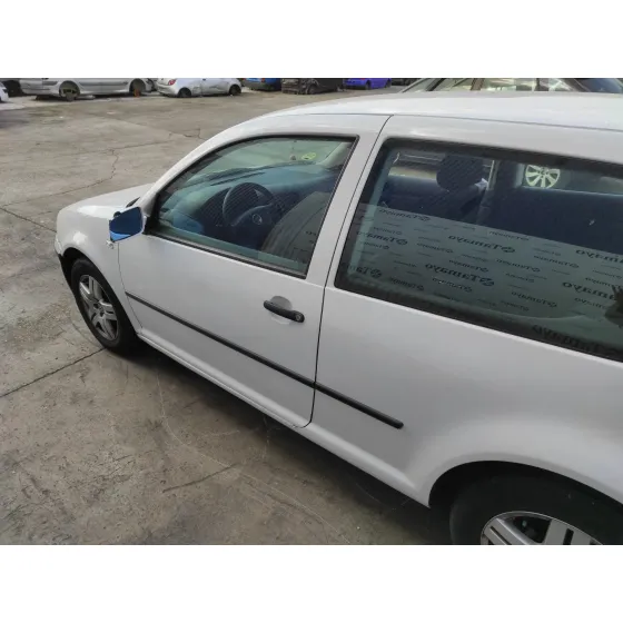 VOLKSWAGEN GOLF IV BERLINA (1J1) '2001 1.6 16V BLANCO
