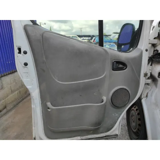 RENAULT TRAFIC COMBI (AB 4.01) '2006 1.9 DIESEL BLANCO