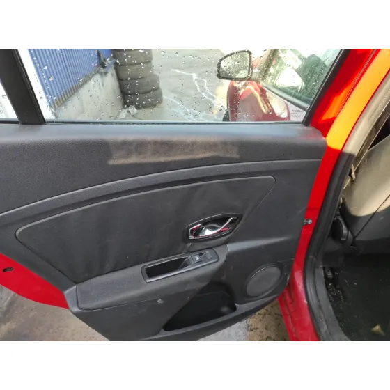 RENAULT MEGANE III BERLINA 5 P '2012 1.5 DCI DIESEL FAP ROJO