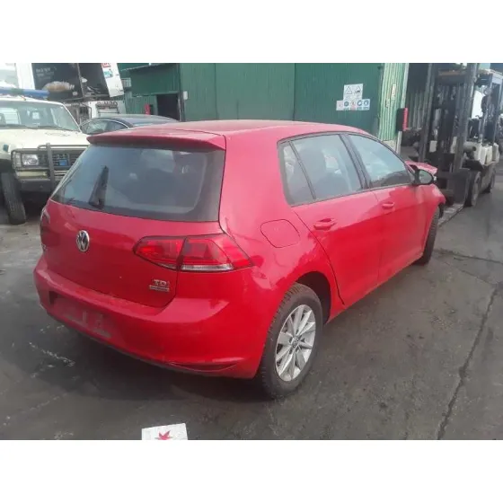 VOLKSWAGEN GOLF VII LIM. '2013 ADVANCE BLUEMOTION TECH. ROJO