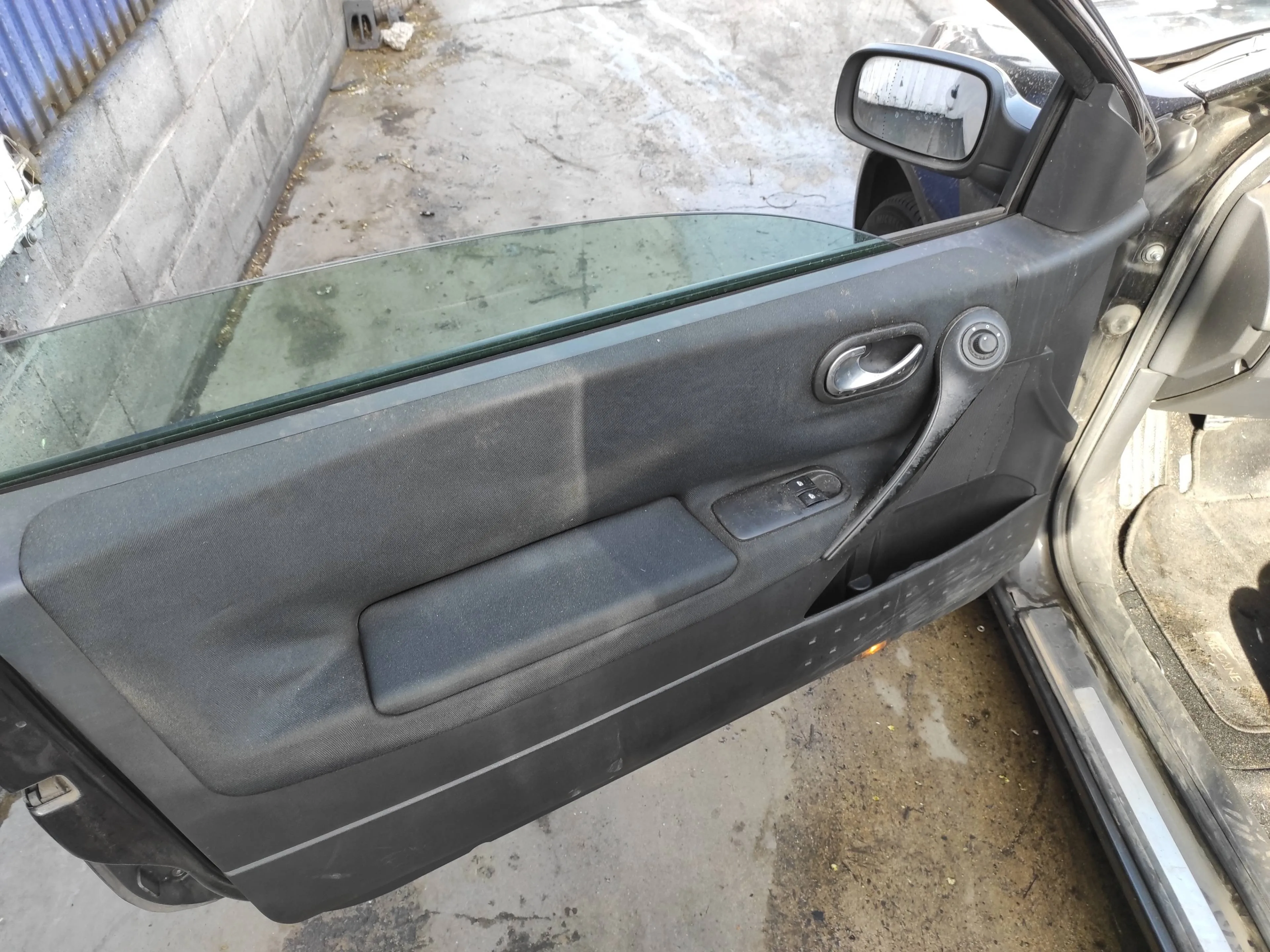 RENAULT MEGANE II BERLINA 3P RENAULT MEGANE II BERLINA 3P '2006 1.9 DCI DIESEL FAP NEGRO 2002