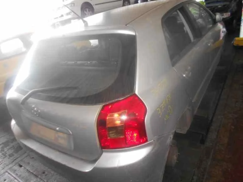 TOYOTA COROLLA (E12) TOYOTA COROLLA (E12) '2002 1.6 16V PLATA 2001