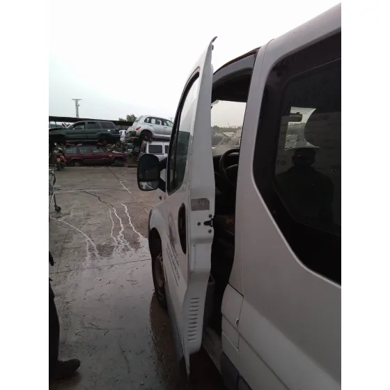 RENAULT TRAFIC COMBI (AB 4.01) '2004 1.9 DIESEL BLANCO