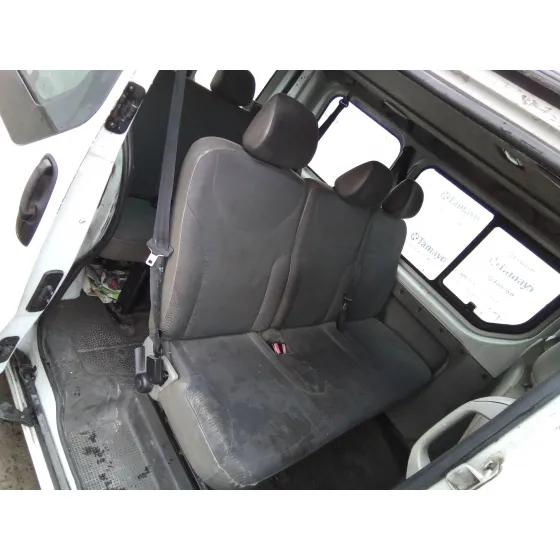 RENAULT TRAFIC COMBI (AB 4.01) '2004 1.9 DIESEL BLANCO