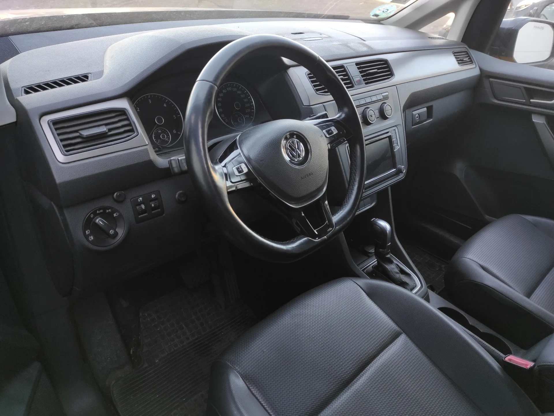 VOLKSWAGEN CADDY OCIO VOLKSWAGEN CADDY OCIO '2016 * NEGRO_AMARILLO 2015