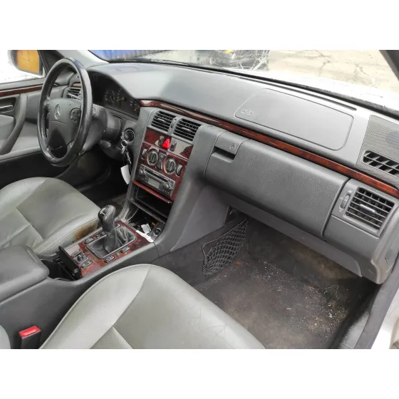 MERCEDES CLASE E (W210) BERLINA '2001 2.0 COMPRESOR CAT PLATA
